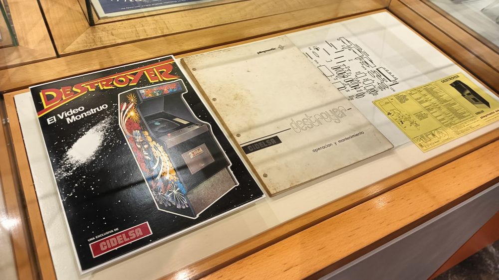 Documentos y esquemas de Destroyer, EFO / Playmatic (1980). Foto: Alex Roca, Museu del Joguet de Catalunya.