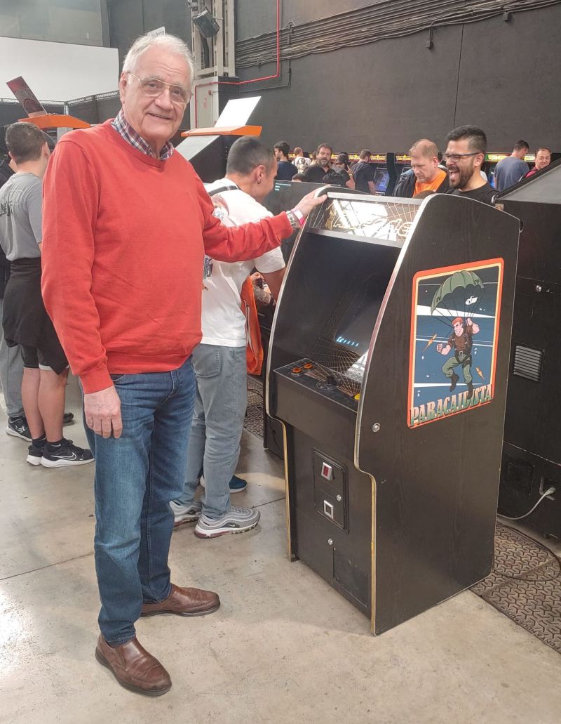 Javier Valero con la recreación del prototipo del «Paracaidista» instalado en la pasada edición de RetroBarcelona 2025. Imagen: associació A.R.C.A.D.E.