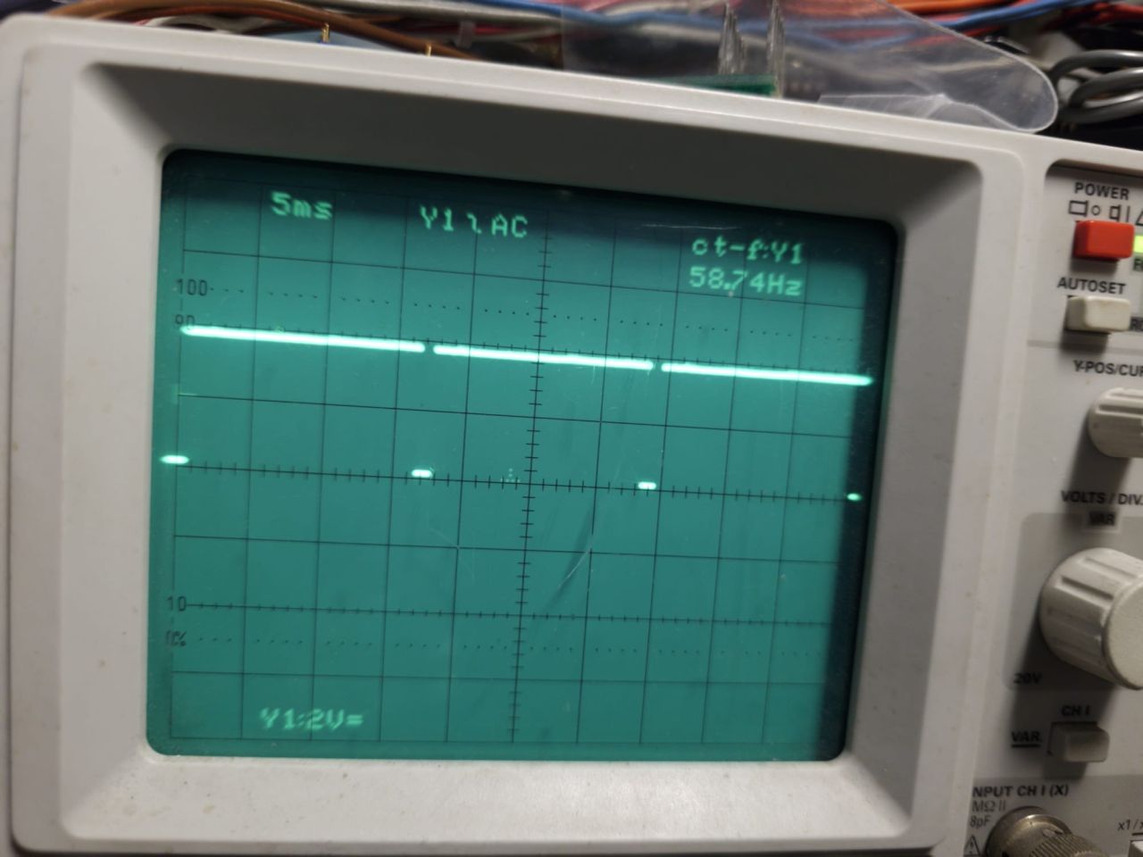 Medición de la frecuencia de refresco de pantalla de la placa Big Karnak de Gaelco. Foto: Ricardo Fernández-Vega (Teams Recreativas.org).